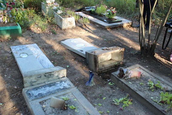 В Славянске участковые «на горячем» схватили вандала, который повалил 8 могил на кладбище
