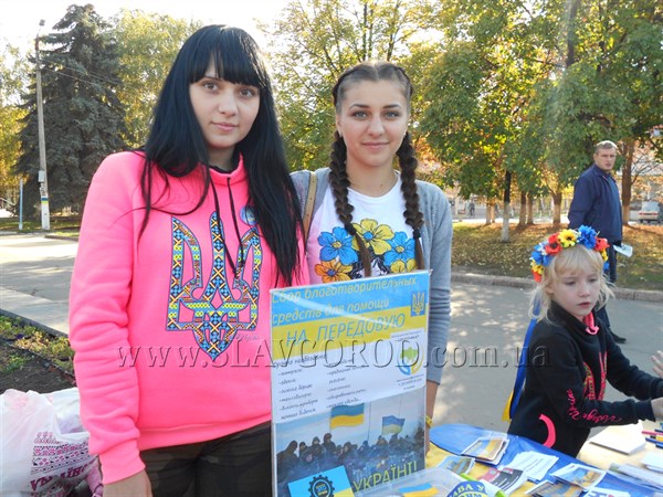 На Центральной площади Славянска собирали средства для украинских солдат и дарили сувениры 