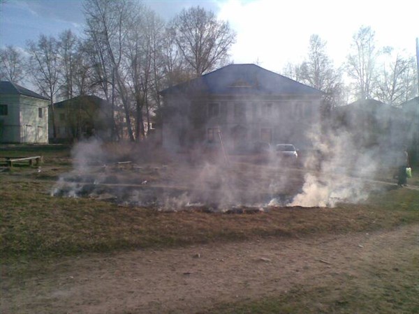 В Славянске и районе в результате сжигания сухой травы страдают постройки и дома самих жителей города и района