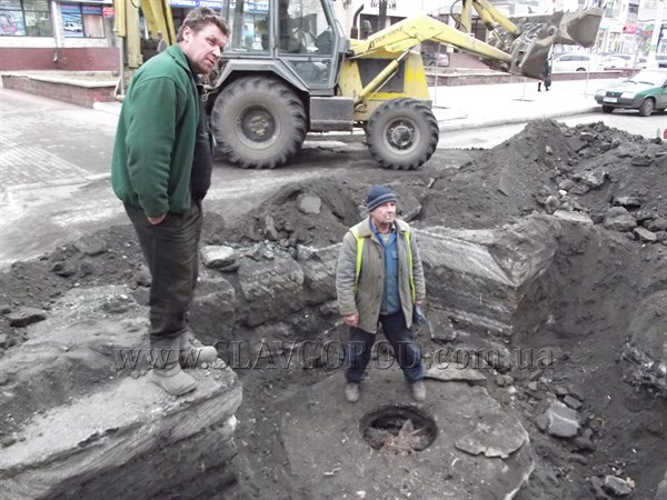 Горводоканал Славянска занялся «археологией»: на улице Свободы копали неделю и колодец таки нашли