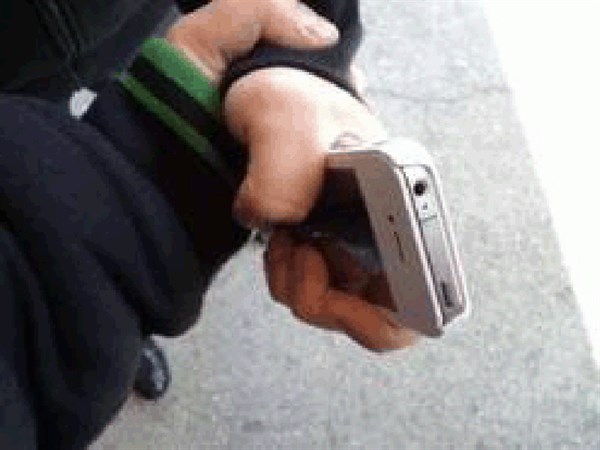В Славянске задержан злоумышленник, который вырывал из рук прохожих мобильные телефоны