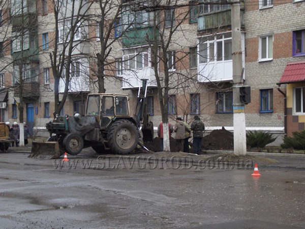 К дому в центре Славянска проложили новый водопровод