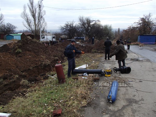 В Славянске на улице Олимпийской начали менять водопровод