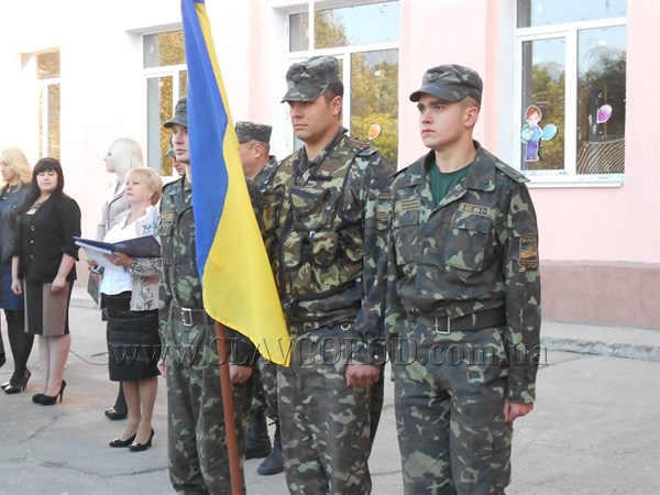 Военные подразделения специальной службы из Львова помогли детям Славянска сесть за парты в родной школе