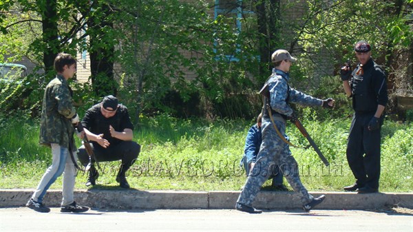 Даже мышь не проскочит: после недавних перестрелок на блокпостах в Славянске ополченцы осматривают автомобили с особой тщательностью (ФОТО, ВИДЕО)