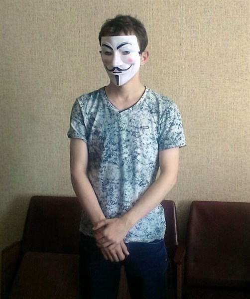 В Славянске "Отэлло" из Горловки одел маскарадную маску и устроил поножовщину из-за 15-летней возлюбленной. Фото
