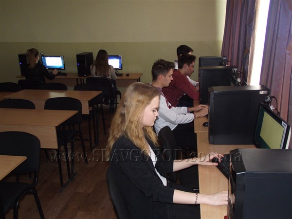 В Славянске три школы получили новые компьютеры, остальные на очереди
