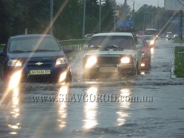 Чиновники Славянска озадачены, почему во время дождя одна из центральных улиц города превращается в «полноводную реку»