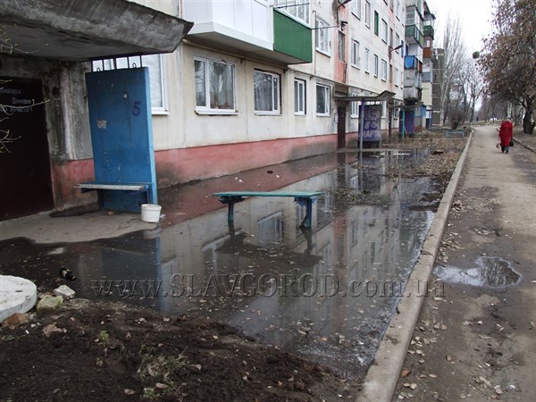 В Славянске двор многоэтажки затопила канализация