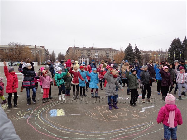 Дети Славянска вместе с военными на центральной площади рисовали сказку и танцевали (Фото, видео)