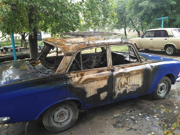 В Славянске неизвестные вандалы сжигают машины во дворах многоэтажек