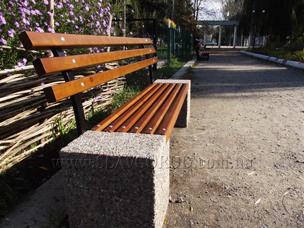 В центральном городском парке Славянска поставили скамейки, подаренные USAID