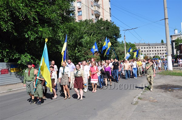 В Славянске состоялось торжественное шествие центральными улицами города с конечным пунктом возле здания СБУ 