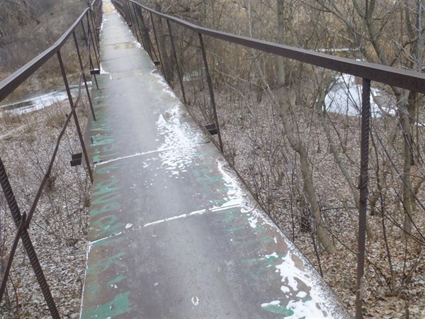 Опасный мост: жители Славянского района опасаются за безопасность детей, потому что переход зияет дырами 