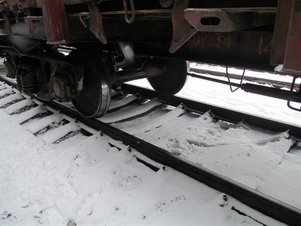 Решила пролезть под поездом, а он в этот момент тронулся: В Славянске на железнодорожных путях случилась трагедия 
