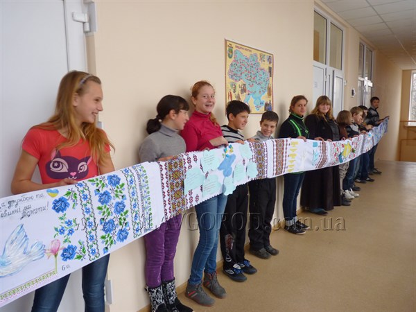 Ученики Киевской гуманитарной гимназии «Гармония» изготовили для  школьников Славянска  оберег - «рушник мира», длинной в несколько метров