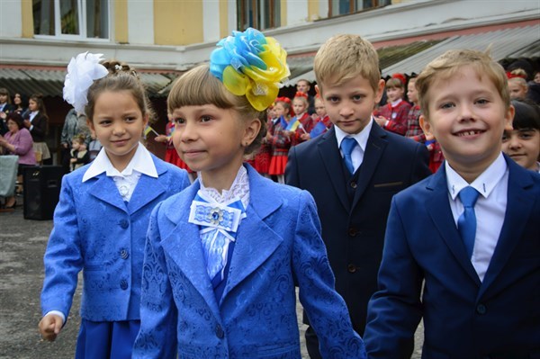 В Славянске первоклассниками станут 1210 детей