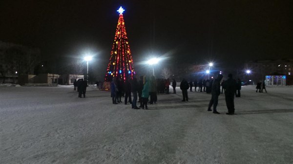 Сегодня ночью в Славянске пытались снести памятник Ленину. Активистов остановили военные (ФОТО, ВИДЕО)