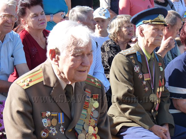 71 год спустя слово «мир» в Славянске зазвучало по-новому: в День города жители  почтили память погибших ветеранов войны и поздравили героев-освободителей Донбасса