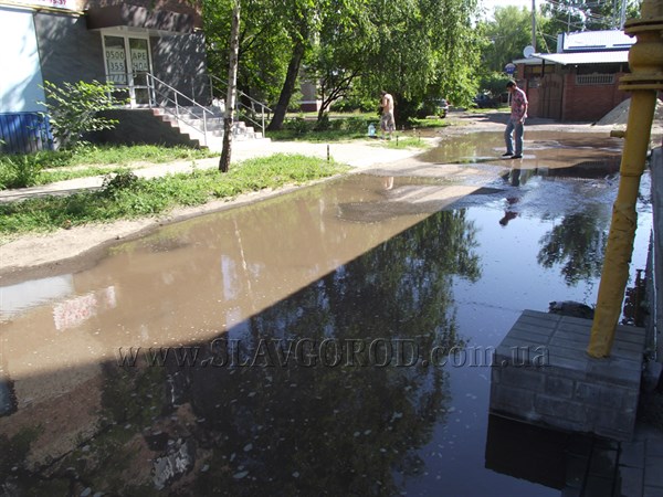 Большой Потоп. В Славянске водопроводная вода залила улицу в центре города (фото)
