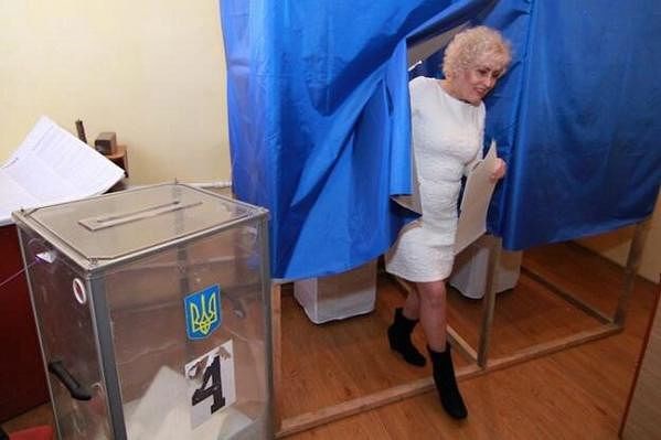 На выборы, как на праздник: экс-мэр Славянска Неля Штепа во всей красе  проголосовала в Харьковском СИЗО