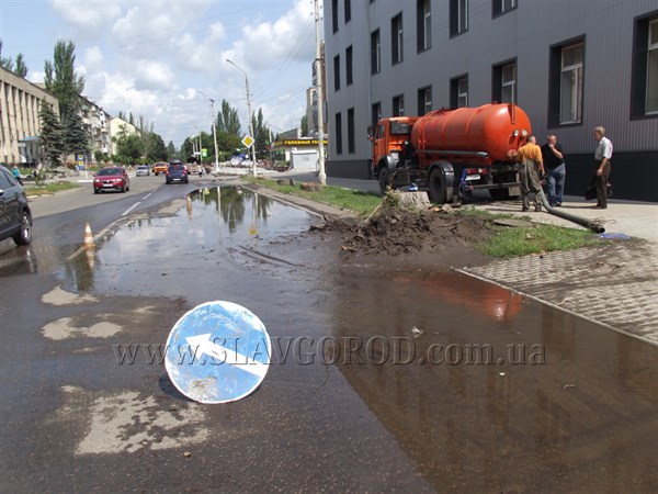 В центре Славянска опять порыв водопровода