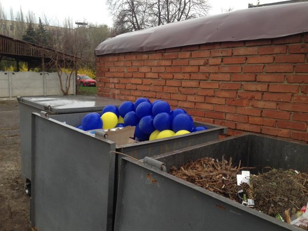Зрада или случайность: в Славянске  в день 3-й годовщины захвата города в мусорном баке оказались сине-желтые шары. В соцсети развернулась дискуссия