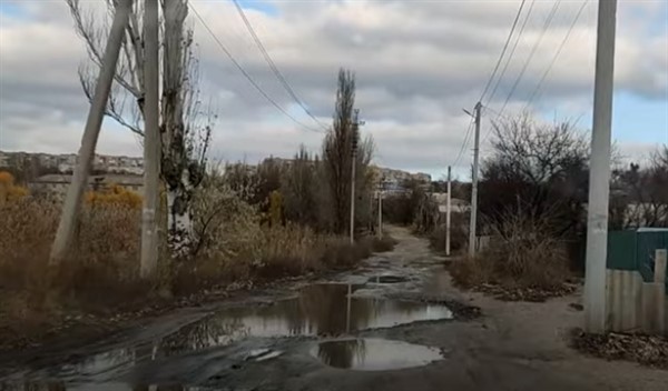 Дорога на Волжской в Славянске превращается в грунтовку