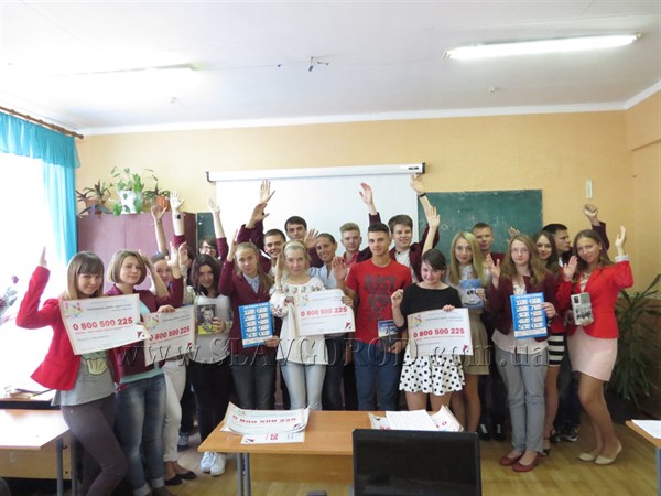 Белым по черному: славянские волонтеры закрасили очередные надписи, призывающие к насилию