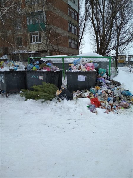 Жители Славянска в соцсетях делятся фотографиями переполненных мусорных контейнеров