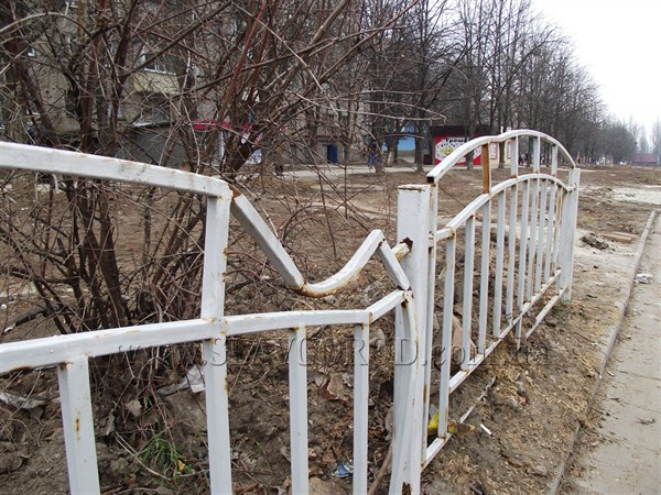 Во что превратился забор, который поставили на одной из улиц Славянска прошлым летом (фото)
