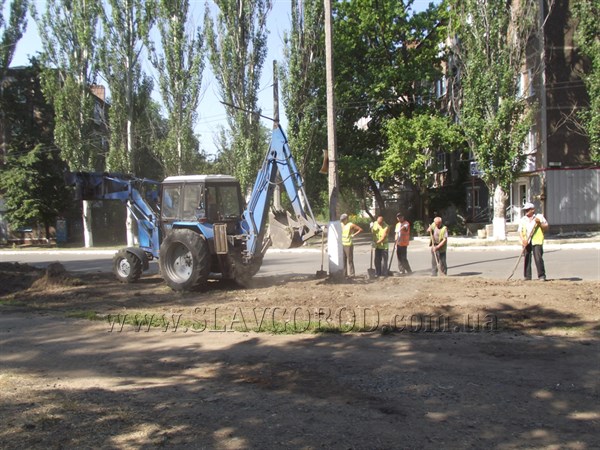 В Славянске продолжается наведение порядка вдоль дорог
