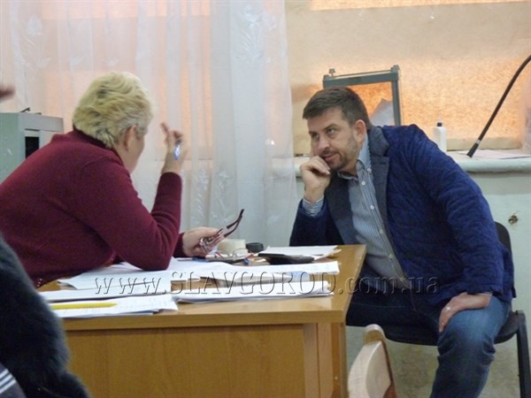 На одном из избирательных участков  в Славянске засветился народный депутат Украины. Он был с охранником и о чем-то беседовал с членами комиссии