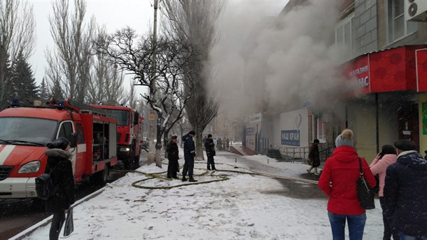 В центре Славянска загорелся продуктовый магазин: причины пожара устанавливаются (ФОТО) 