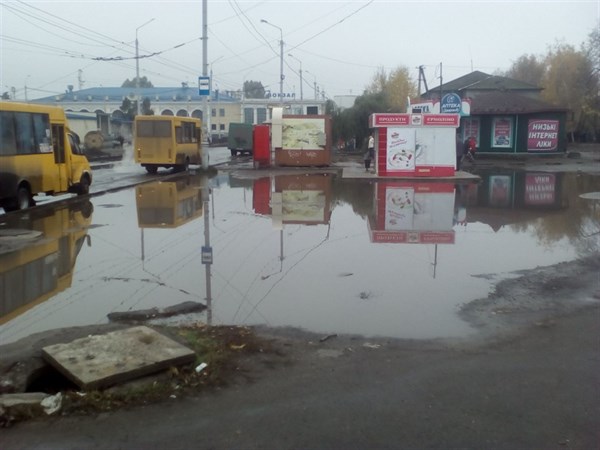 В Славянске на остановке близ железнодорожного вокзала образовалась огромная лужа (ФОТОФАКТ)
