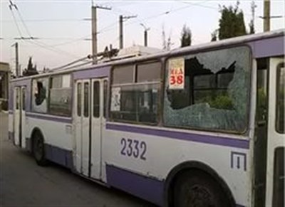 В Славянске дети каштанами побили окна в троллейбусах