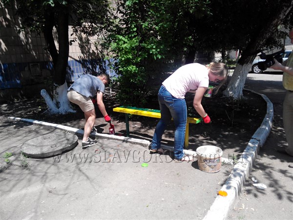 «Яркий двор»: волонтеры славянской платформы инициатив «Теплица» ремонтируют и красят скамейки во дворах многоэтажек