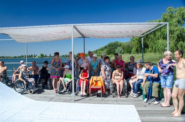 Спорт равных возможностей: на озере Рапное в Славянске состоялись соревнование по плаванию среди инвалидов