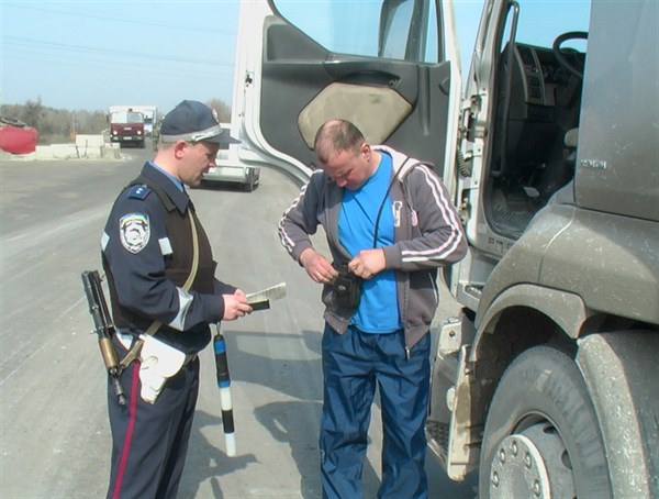 Полицейские рассказали, почему на блок-постах в Славянске транспорт досматривается с особой тщательностью 