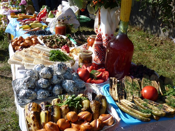 В Славянске жители микрорайона устроили праздник урожая (Фото)