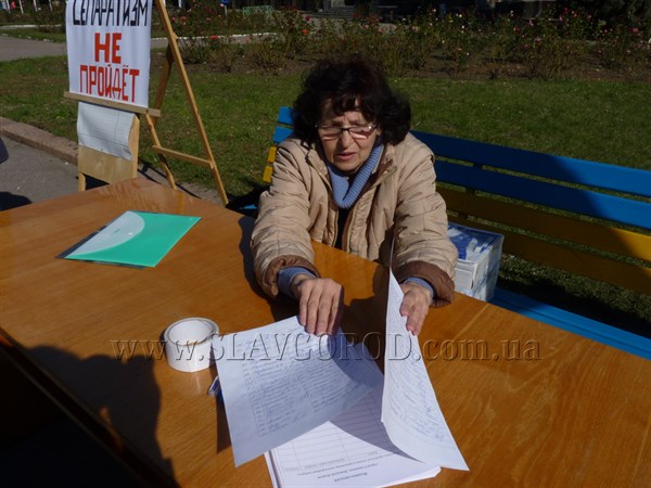 Сегодня на центральной площади Славянска собирали «автографы» за проведение досрочных выборов в городской совет