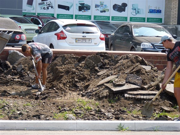 В Славянске продолжается ремонт тротуара на улице Свободы