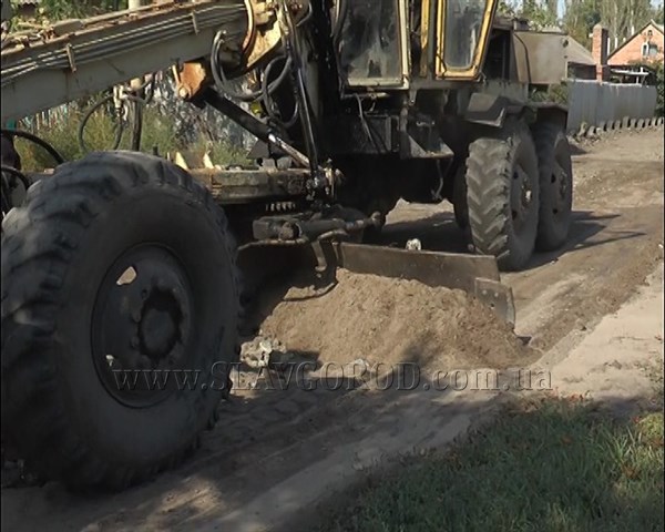 Славянские коммунальники заканчивают грейдеровку улиц 