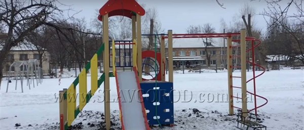 В Славянске появилось 5 новых детских площадок: организаторы призывают жителей ценить и не разрушать пространство для досуга