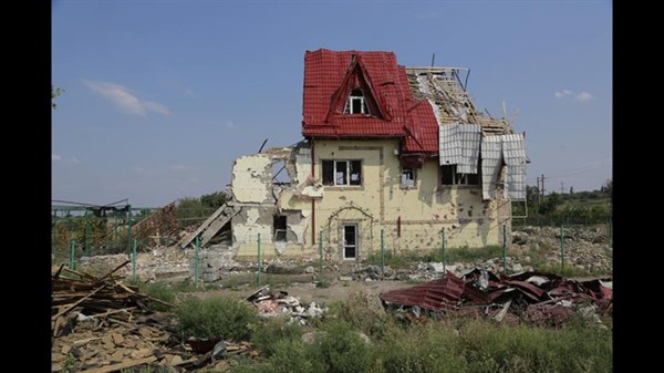 Без громких лозунгов: легендарный дом на Семеновке, разрушенный во время обстрелов в 2014-м году, начали восстанавливать 