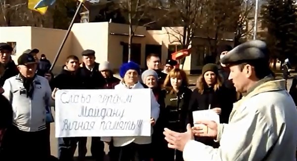 Противостояния во время митинга на центральной пощади Славянска: без провокаций и выяснения отношений не обошлось (ВИДЕО)