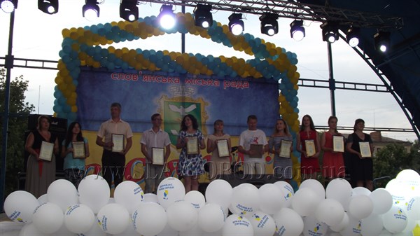 В честь Дня Конституции в Славянске вручили почетные грамоты