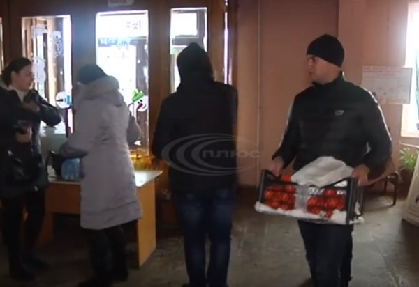В Славянске предприниматели и волонтеры дарили подарки переселенцам   