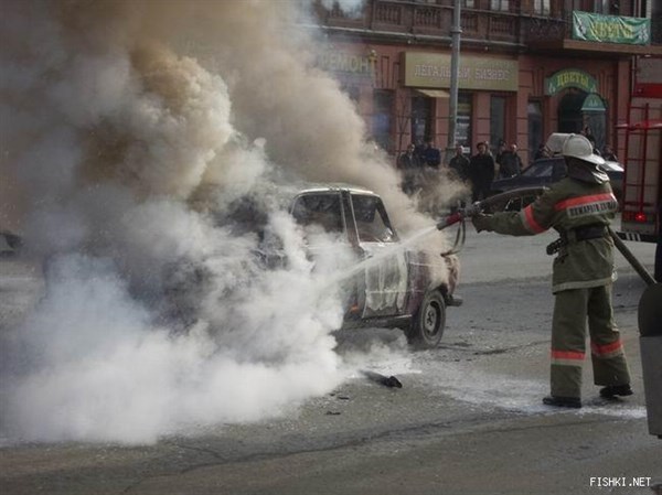 В Славянске на перекрёстке улиц загорелся автомобиль. Пострадавшему транспорту было более 30 лет