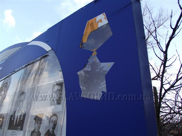В Славянске хотят восстановить аллею Славы. Кто разбил стенд, выясняли депутаты